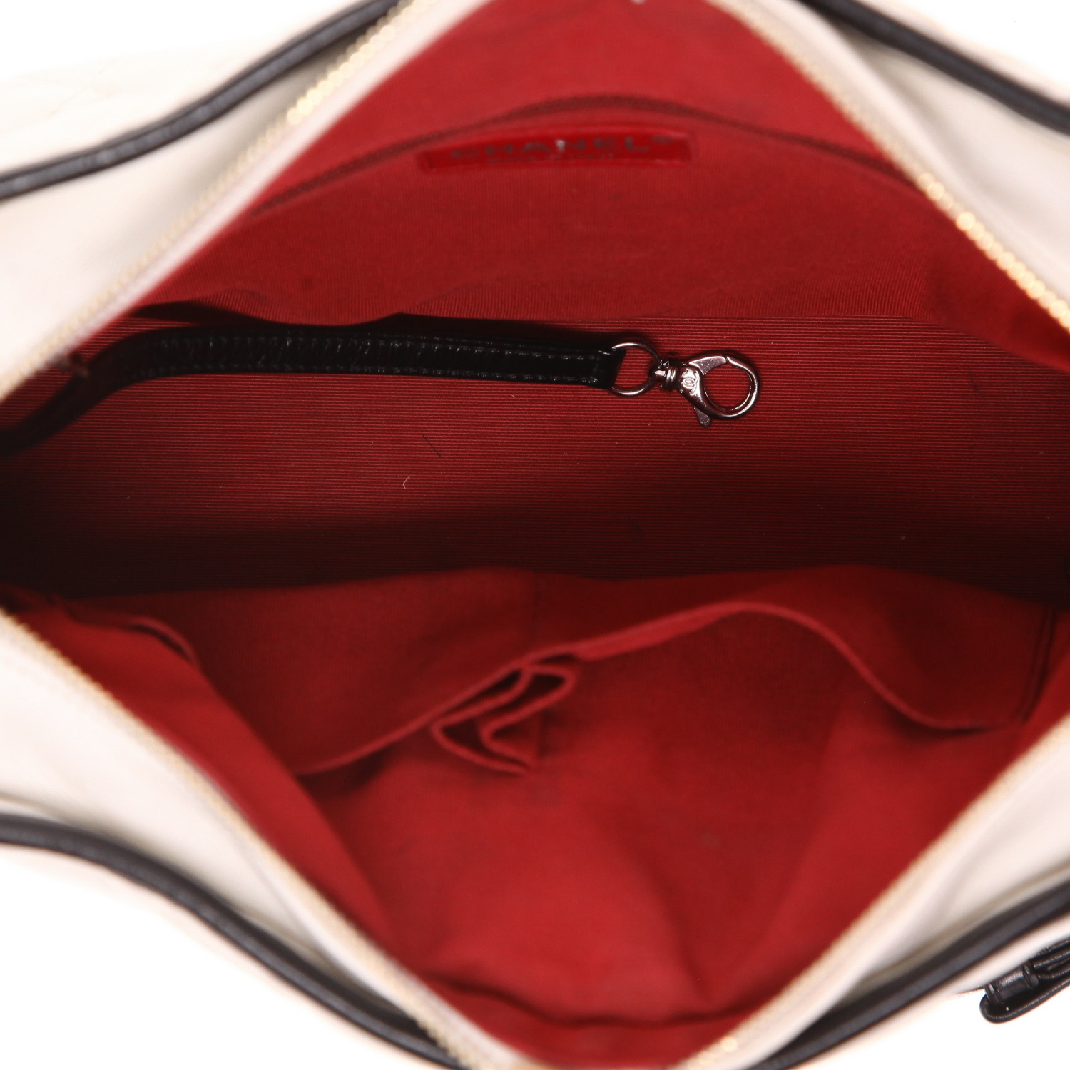 Sac bandoulière Chanel  Gabrielle  moyen modèle  en cuir matelassé blanc et noir - Detail D3