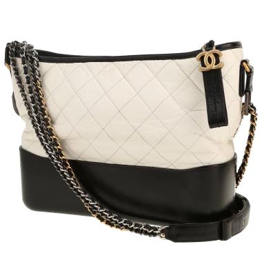 Bolso bandolera Chanel  Gabrielle  modelo mediano  en cuero acolchado blanco y negro