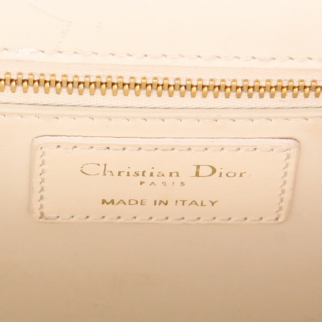 Bolso bandolera Dior  30 Montaigne en cuero liso blanco - Detail D2