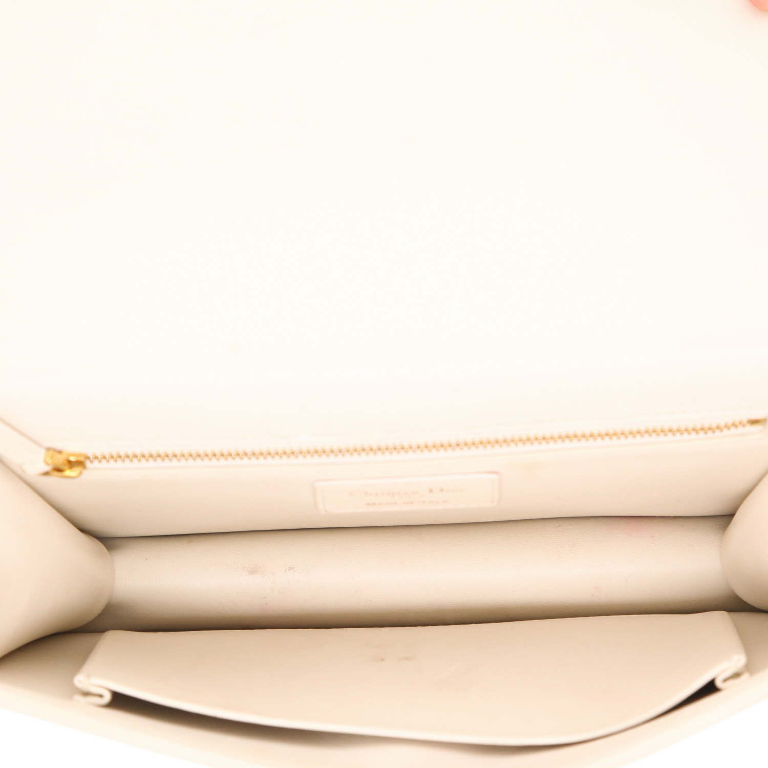 Sac bandoulière Dior  30 Montaigne en cuir lisse blanc - Detail D3