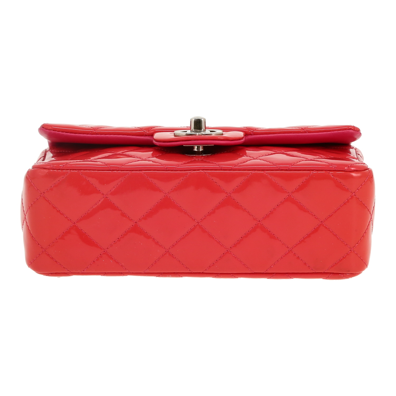 Sac bandoulière Chanel  Mini Timeless en cuir verni matelassé rouge - Detail D1