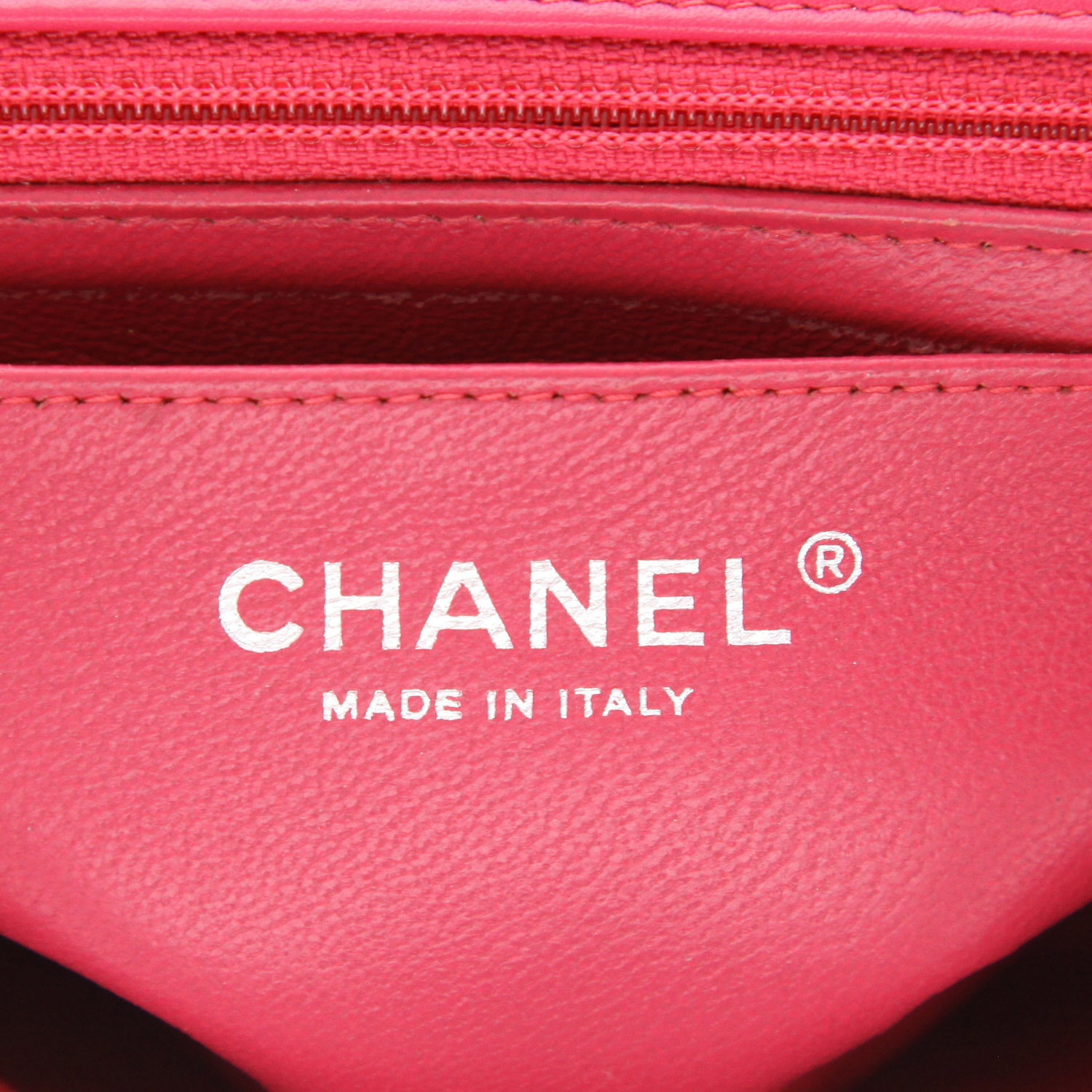 Sac bandoulière Chanel  Mini Timeless en cuir verni matelassé rouge - Detail D2