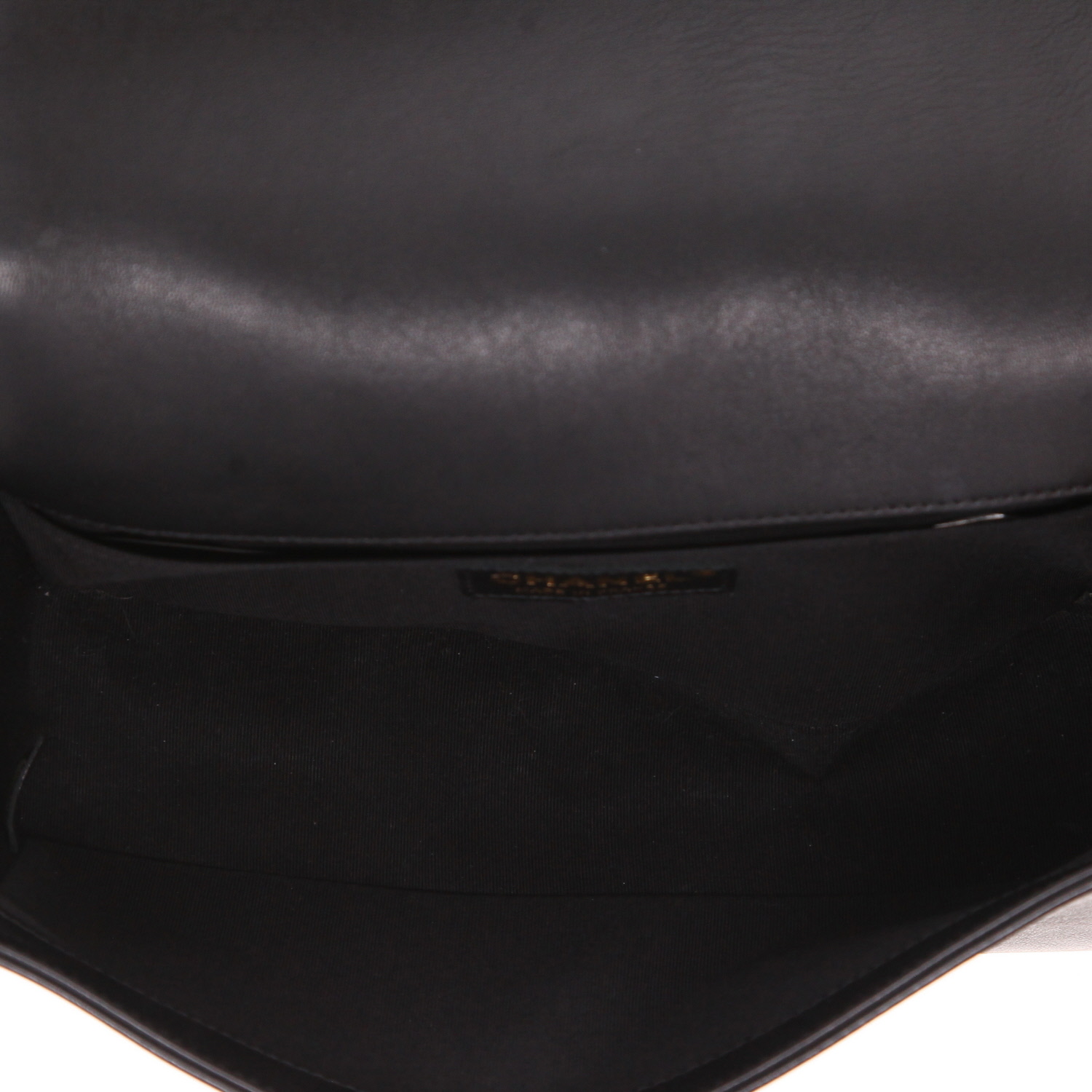 Sac bandoulière Chanel  Boy en cuir tressé noir et doré - Detail D3