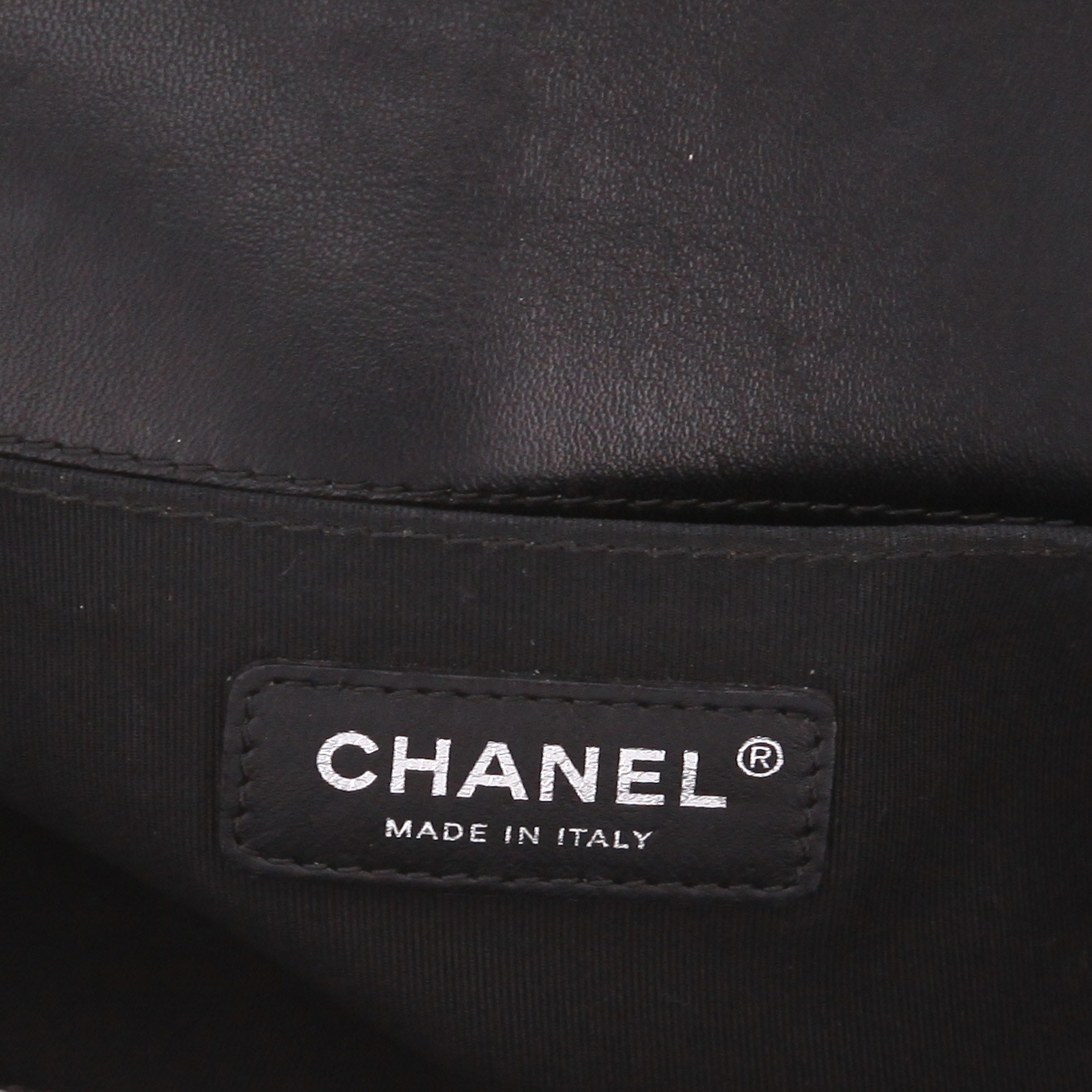 Chanel Boy shoulder bag in black quilted leather - Detail D2