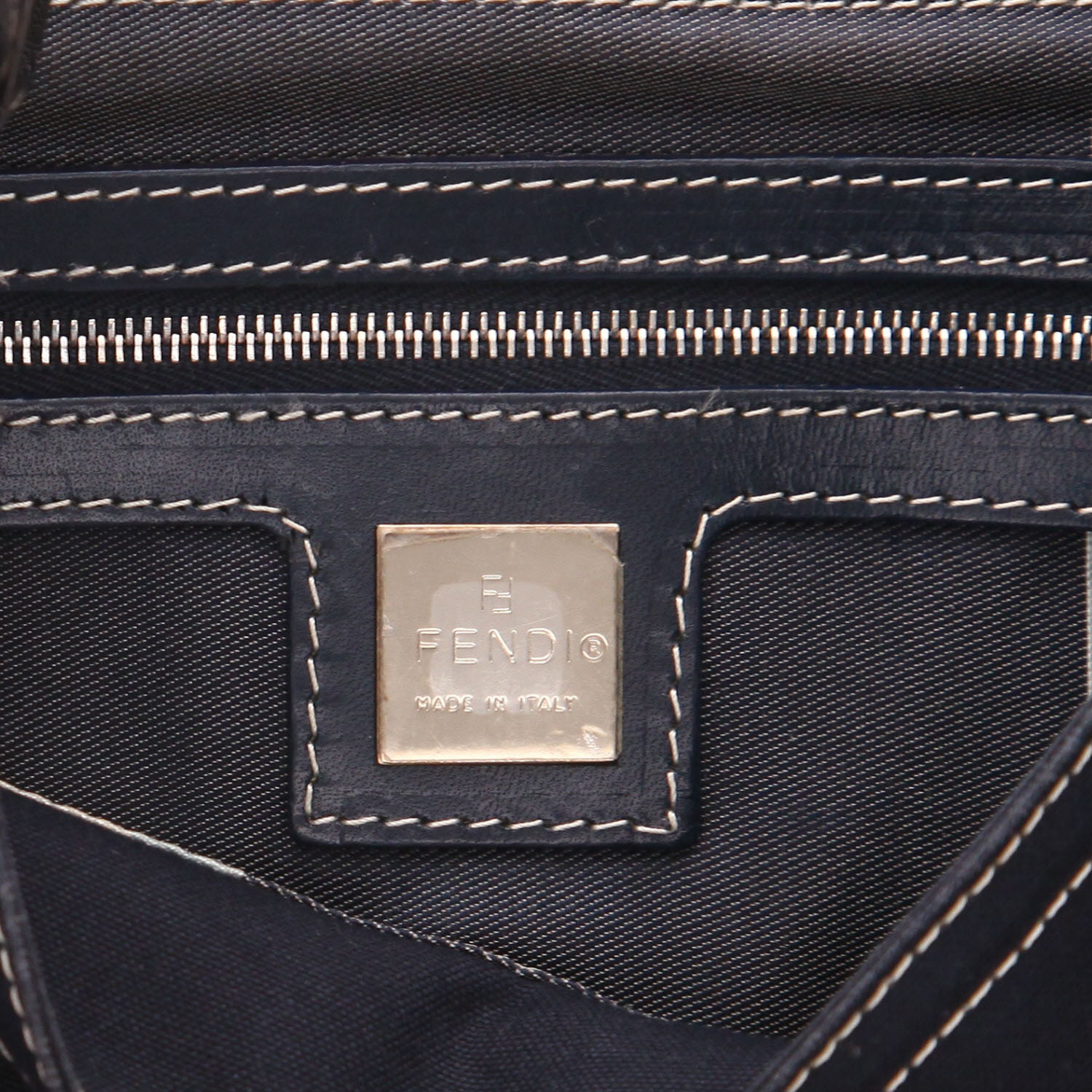 Fendi Mamma Baguette handbag in navy blue canvas - Detail D2