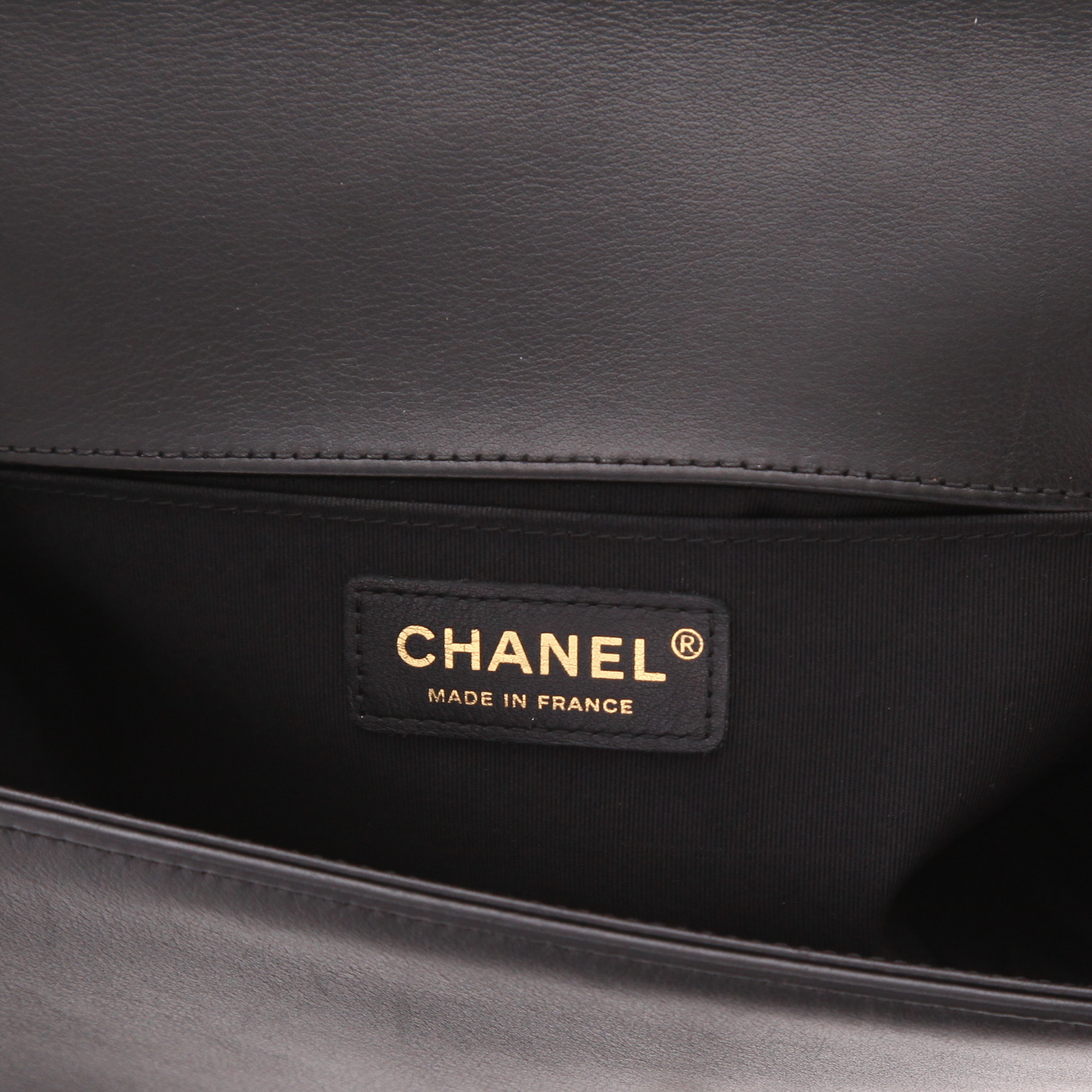 Bolso bandolera Chanel Boy en cuero acolchado negro - Detail D2