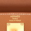 Bolso de mano Hermès  Kelly Elan en cuero epsom color oro - Detail D2 thumbnail