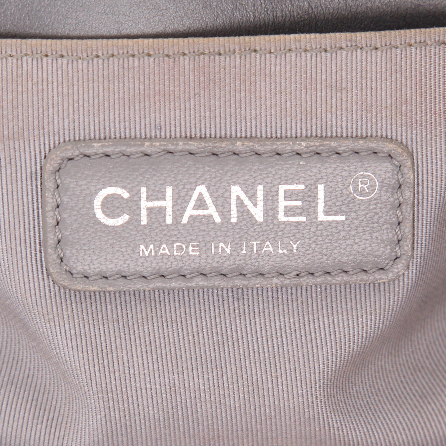 Chanel Boy shoulder bag in grey metallic quilted leather - Detail D3