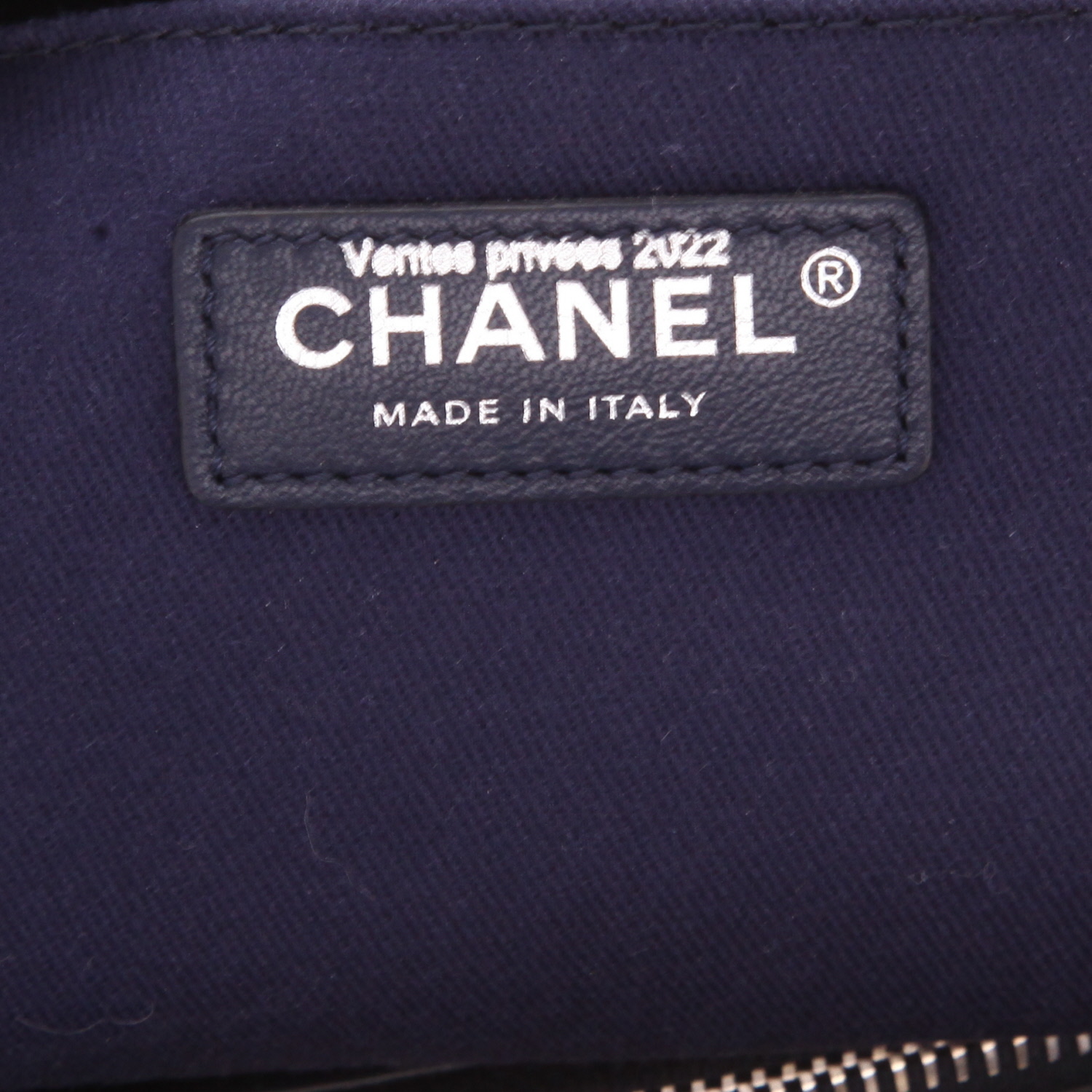 Chanel Neo Executive shopping bag in navy blue grained leather - Detail D2