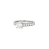 Bague solitaire Cartier 1895 en platine et diamants (0,90 carat) - 00pp thumbnail