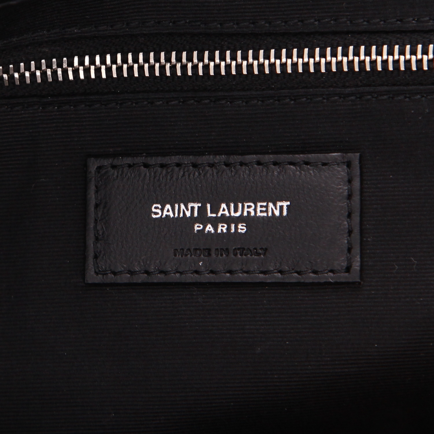 Bolso bandolera Saint Laurent  Loulou modelo grande  en cuero acolchado con motivos de espigas negro - Detail D2