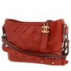 Sac bandoulière Chanel  Gabrielle  petit modèle  en cuir matelassé rouge - 00pp thumbnail