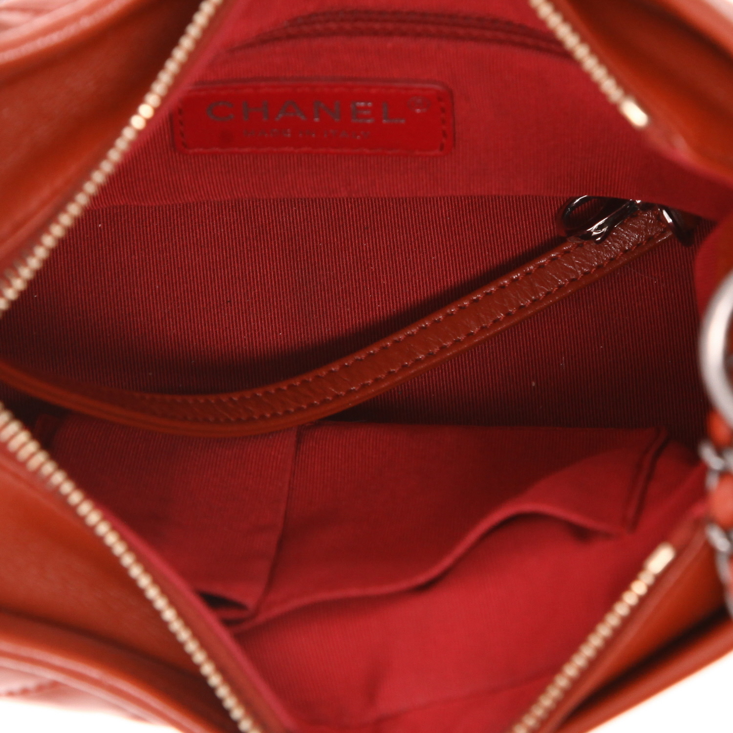 Sac bandoulière Chanel  Gabrielle  petit modèle  en cuir matelassé rouge - Detail D3