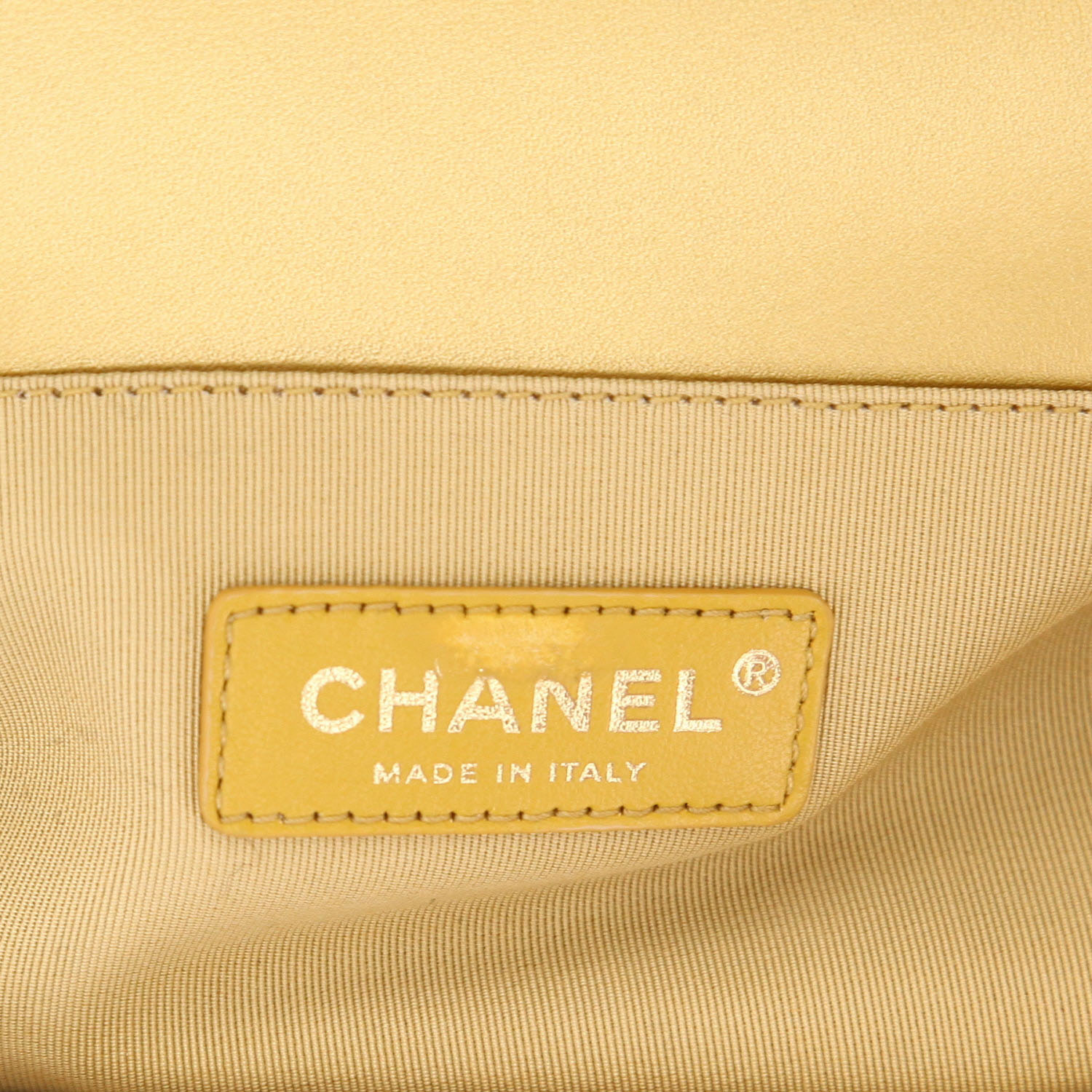 Sac bandoulière Chanel  Boy moyen modèle  en cuir doré - Detail D2