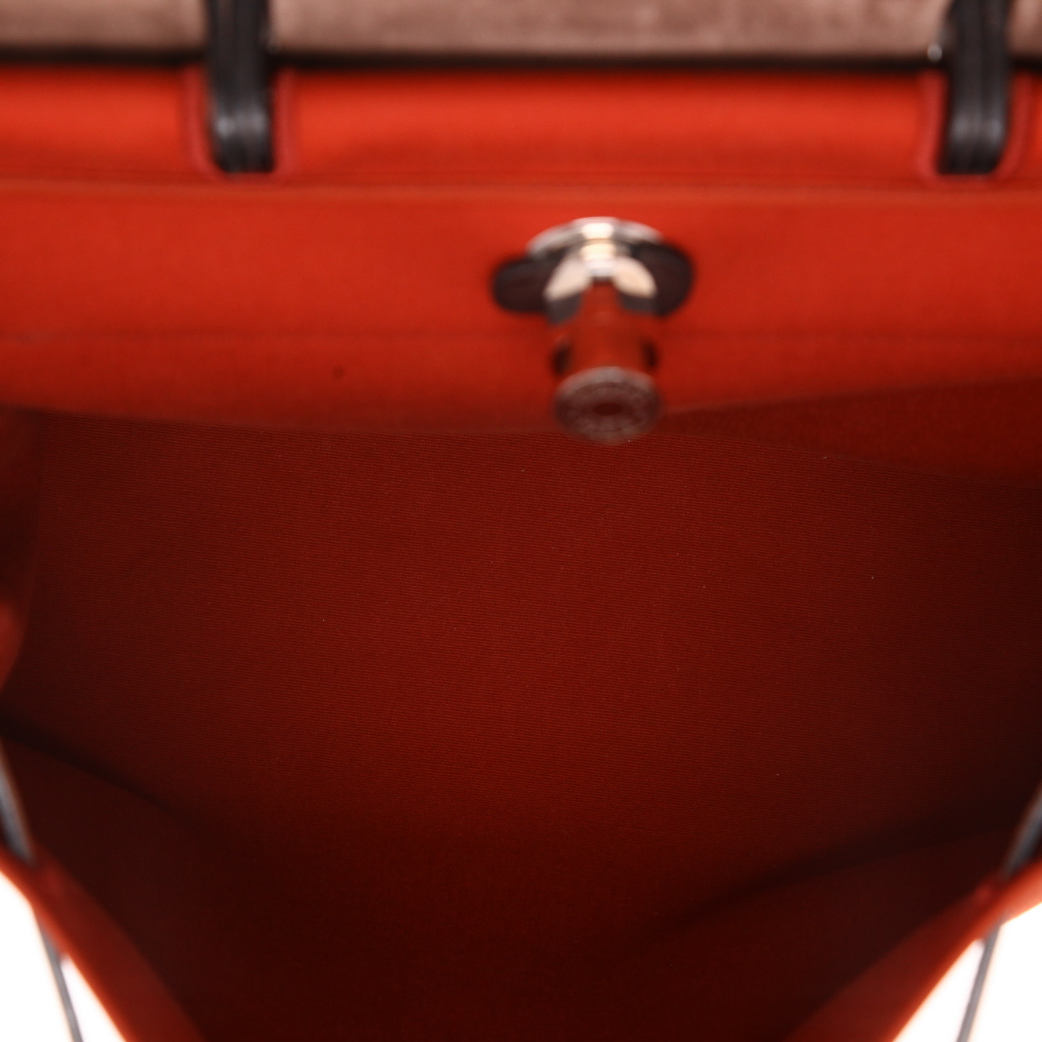 Bolso para llevar al hombro o en la mano Hermès  Herbag en lona naranja y cuero marrón - Detail D3