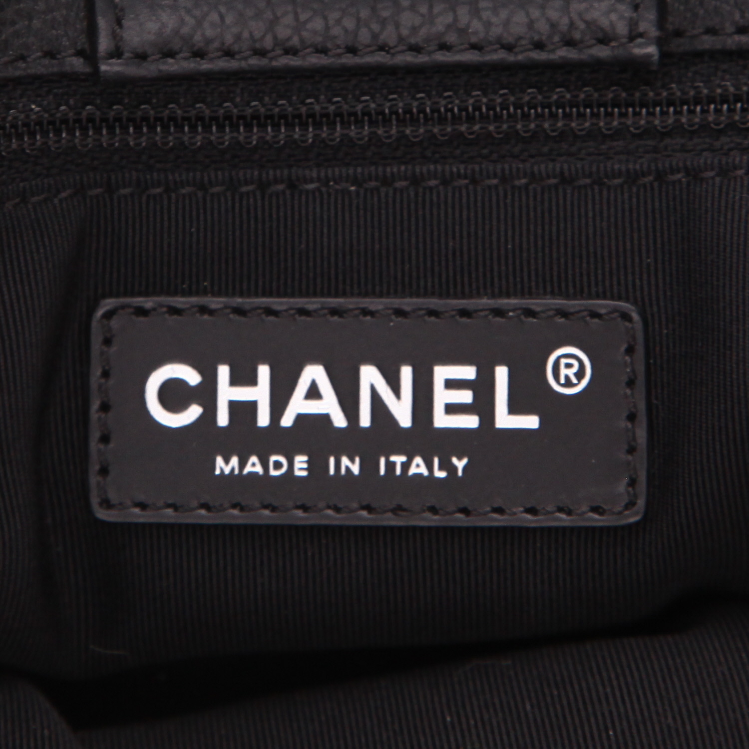 Chanel Executive shopping bag in black grained leather - Detail D2