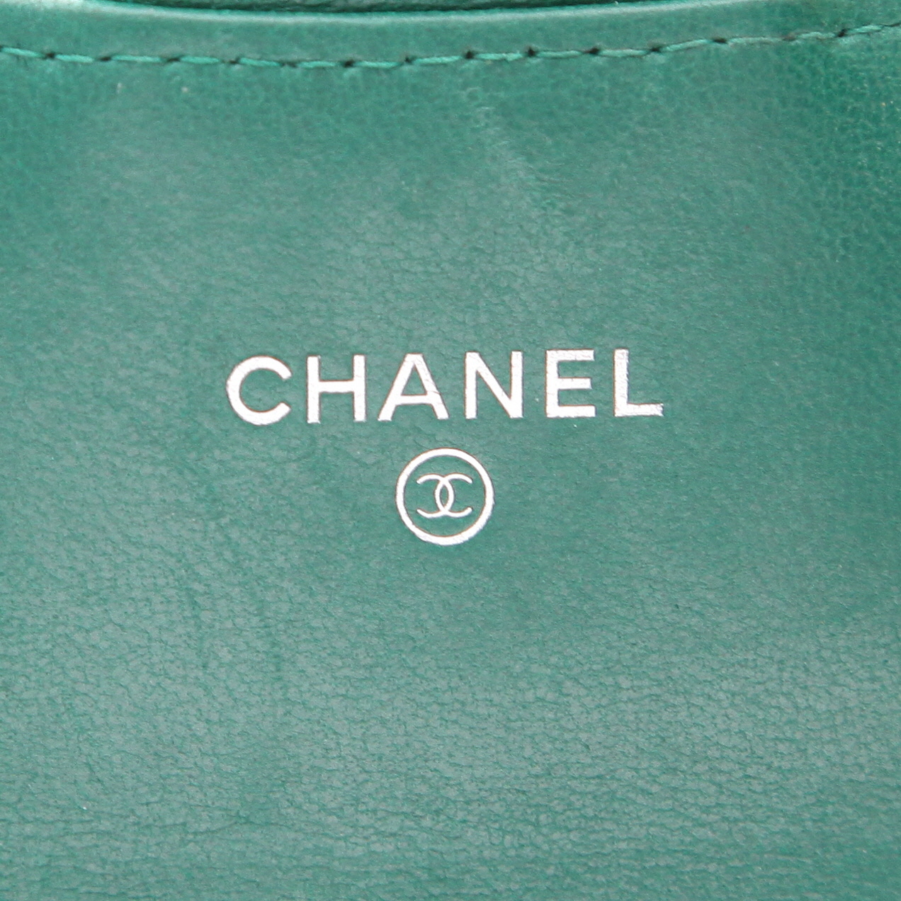 Billetera Chanel  Classic Wallet en cuero acolchado verde - Detail D2