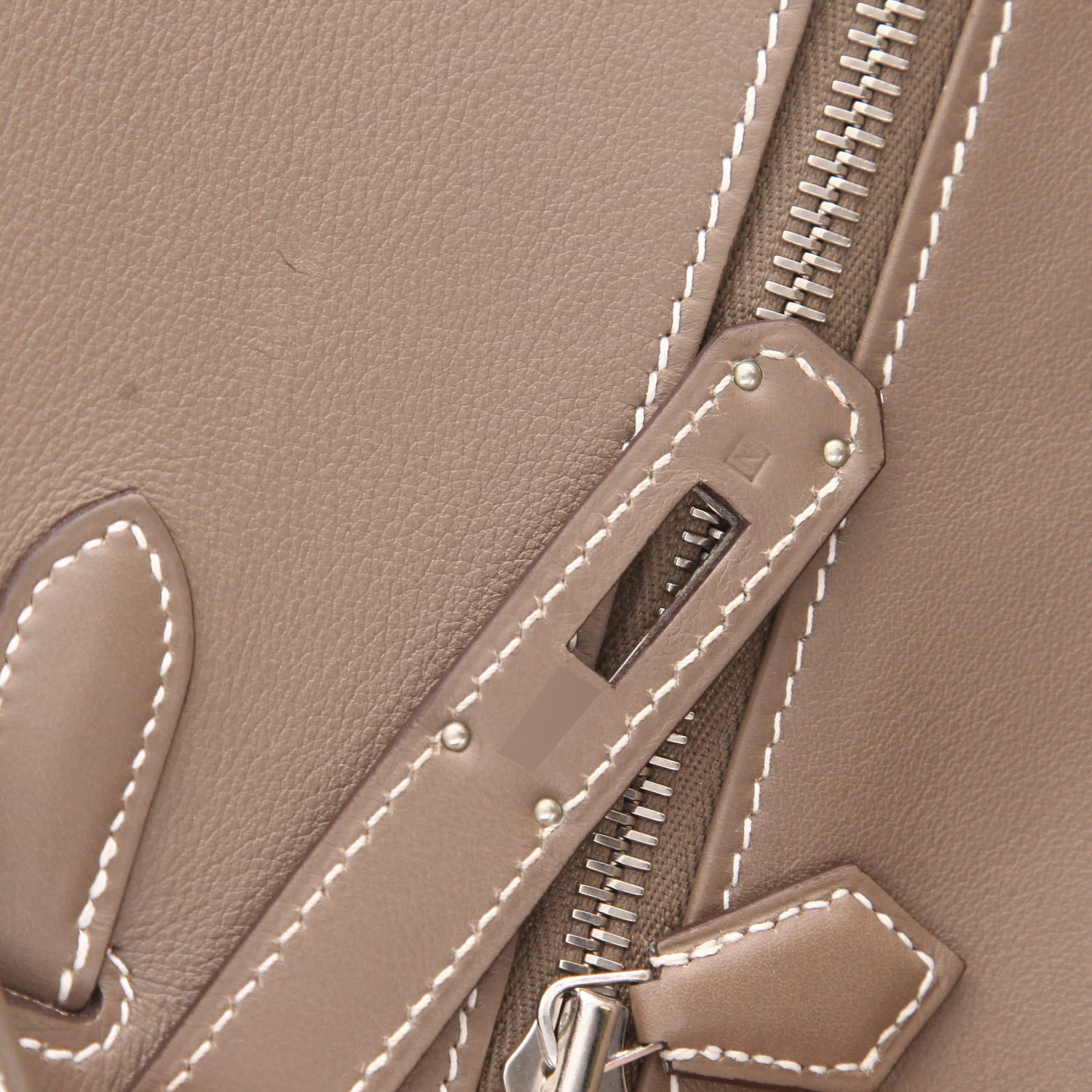 Sac à main Hermès  Kelly Lakis en cuir Swift étoupe - Detail D4