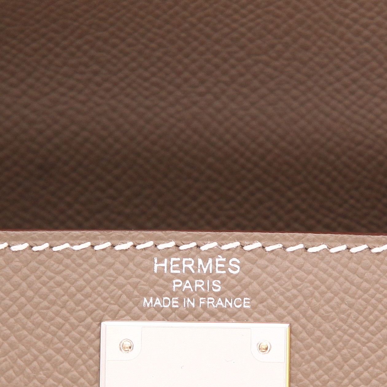 Hermès  Kelly 28 cm handbag  in etoupe epsom leather - Detail D2