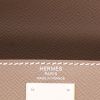 Bolso de mano Hermès  Kelly 28 cm en cuero epsom marrón etoupe - Detail D2 thumbnail