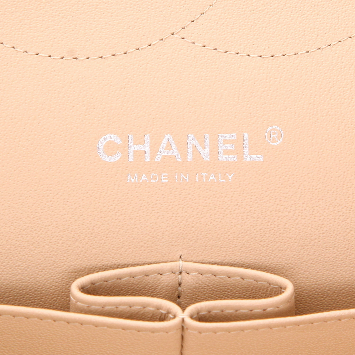 Chanel  Timeless Jumbo shoulder bag  in beige quilted leather - Detail D2