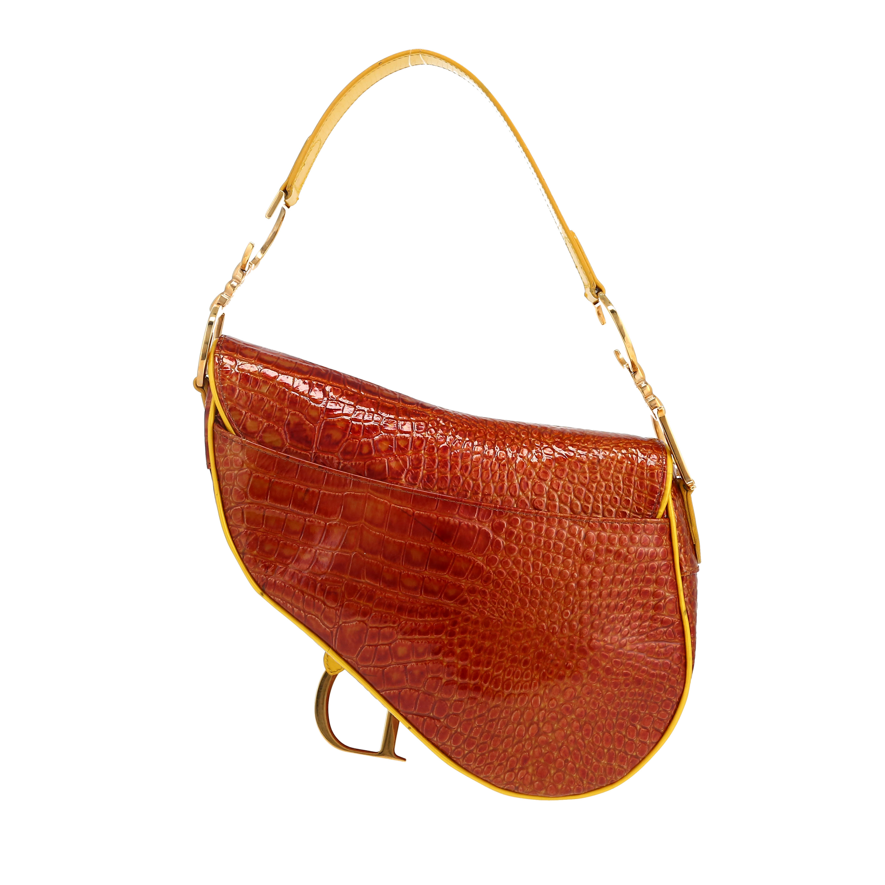 Sac à main Dior  Saddle en cuir verni jaune et rouge - Detail D4