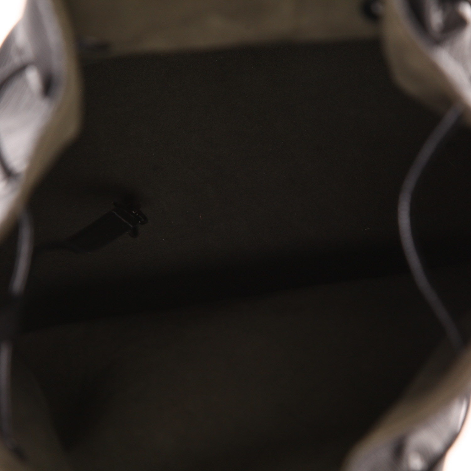 Sac bandoulière Louis Vuitton en cuir épi noir - Detail D3