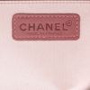 Bolso de mano Chanel  Timeless en lona rosa - Detail D2 thumbnail