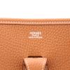 Bolso bandolera Hermès  Evelyne en cuero togo color oro - Detail D2 thumbnail