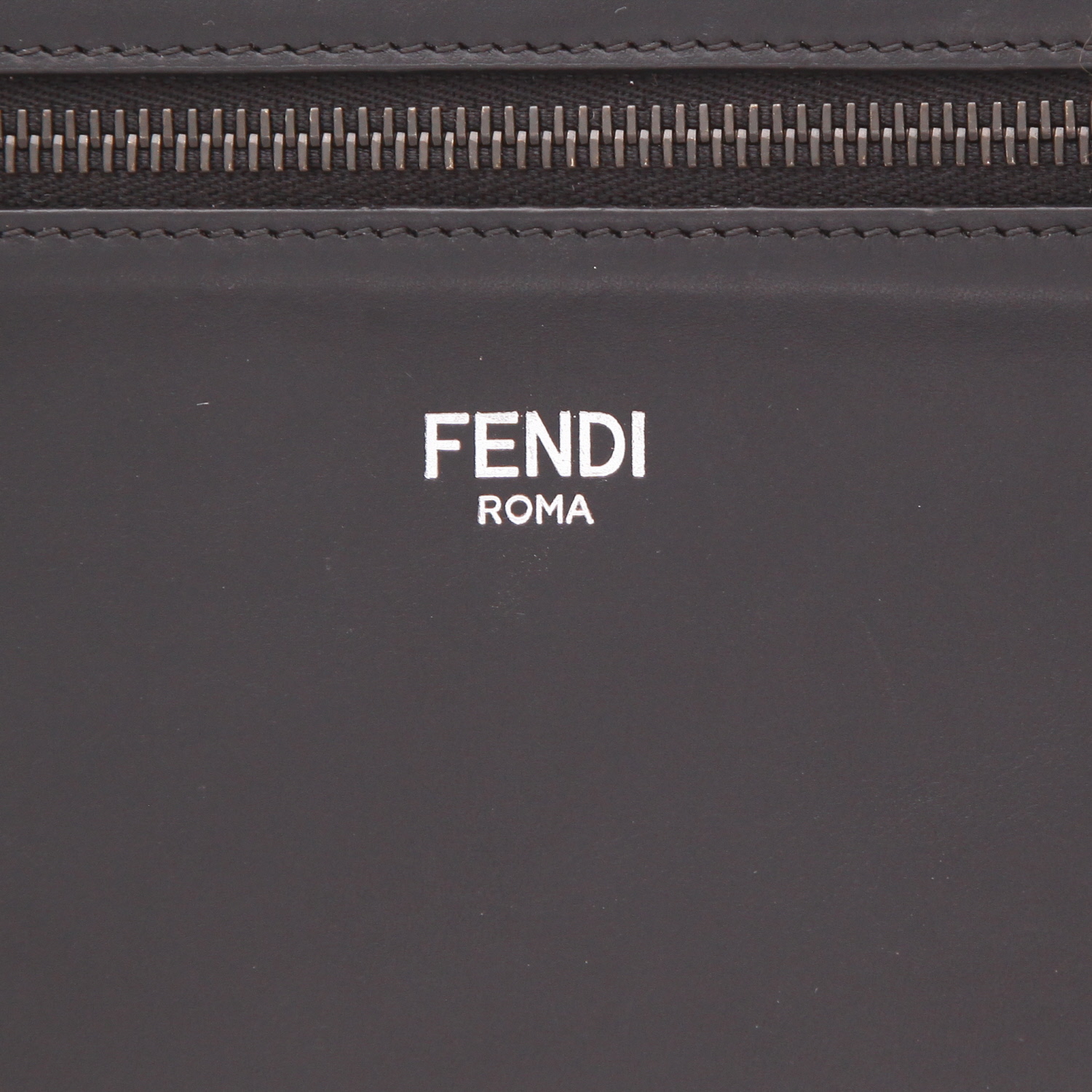 Fendi Peekaboo handbag in black leather - Detail D2
