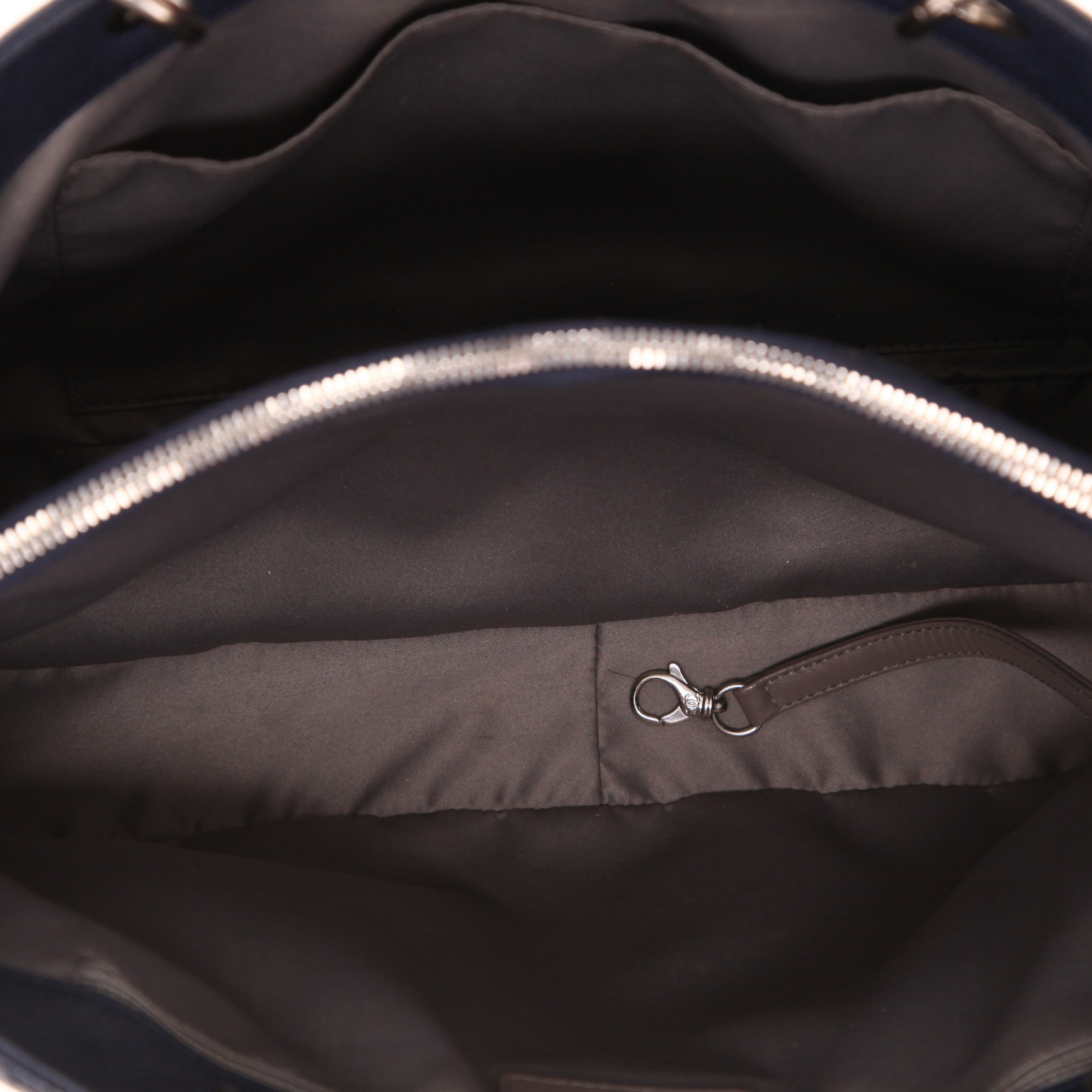 Shopping bag Chanel  Shopping GST in pelle martellata e trapuntata blu marino - Detail D3