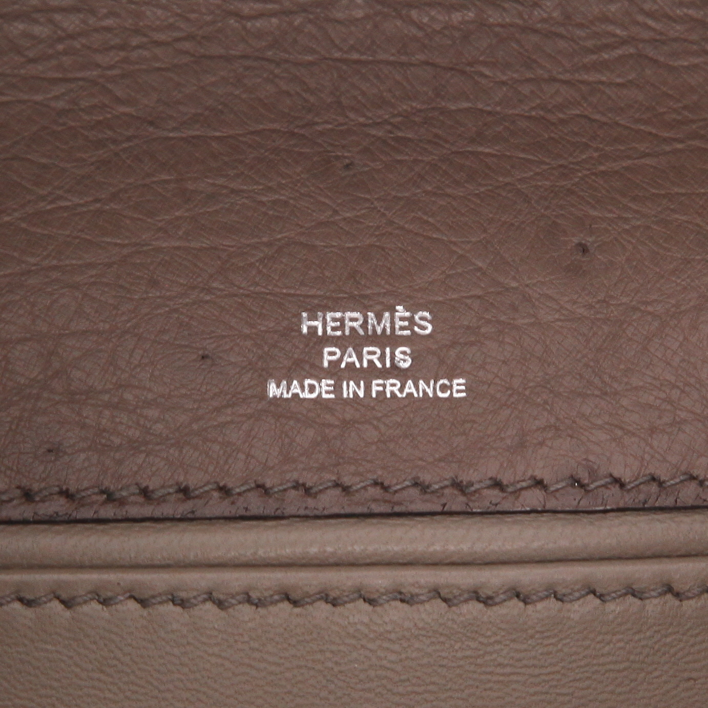 Bolsito de mano Hermès  Kelly - Clutch en avestruz gris - Detail D2