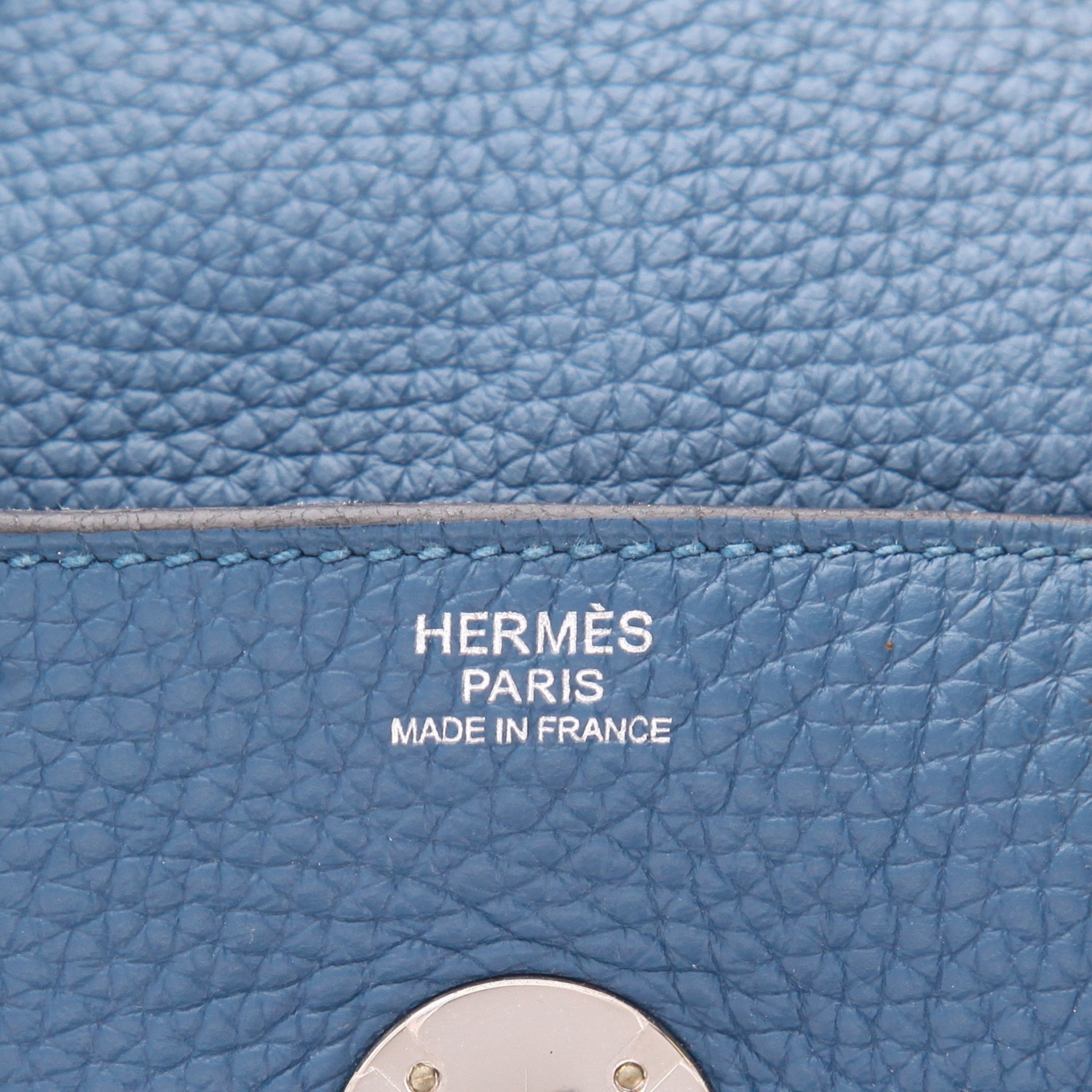 Sac à main Hermès Lindy 30 cm en cuir togo bleu - Detail D2