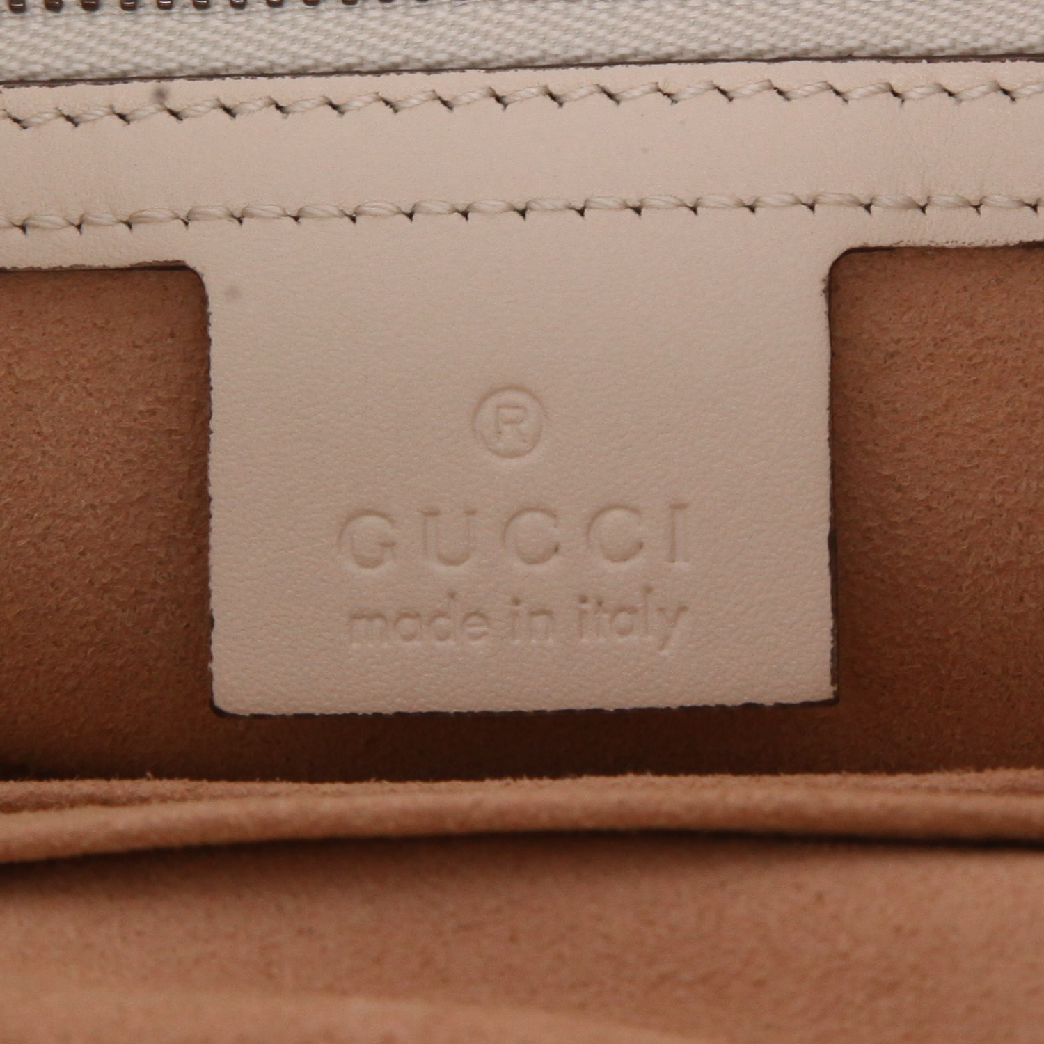 Shopping bag Gucci  GG Marmont in pelle trapuntata bianco sporco - Detail D2