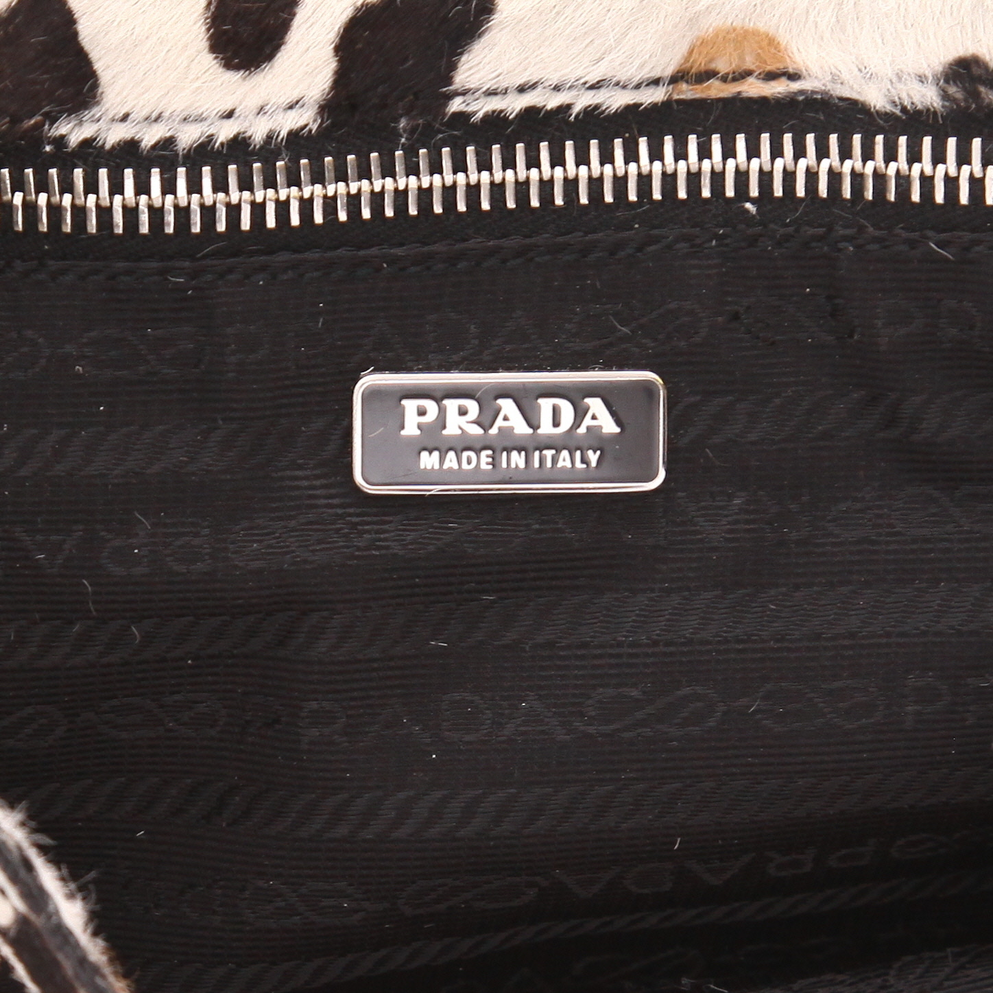 Sac à main Prada   en poulain marron beige et noir - Detail D2