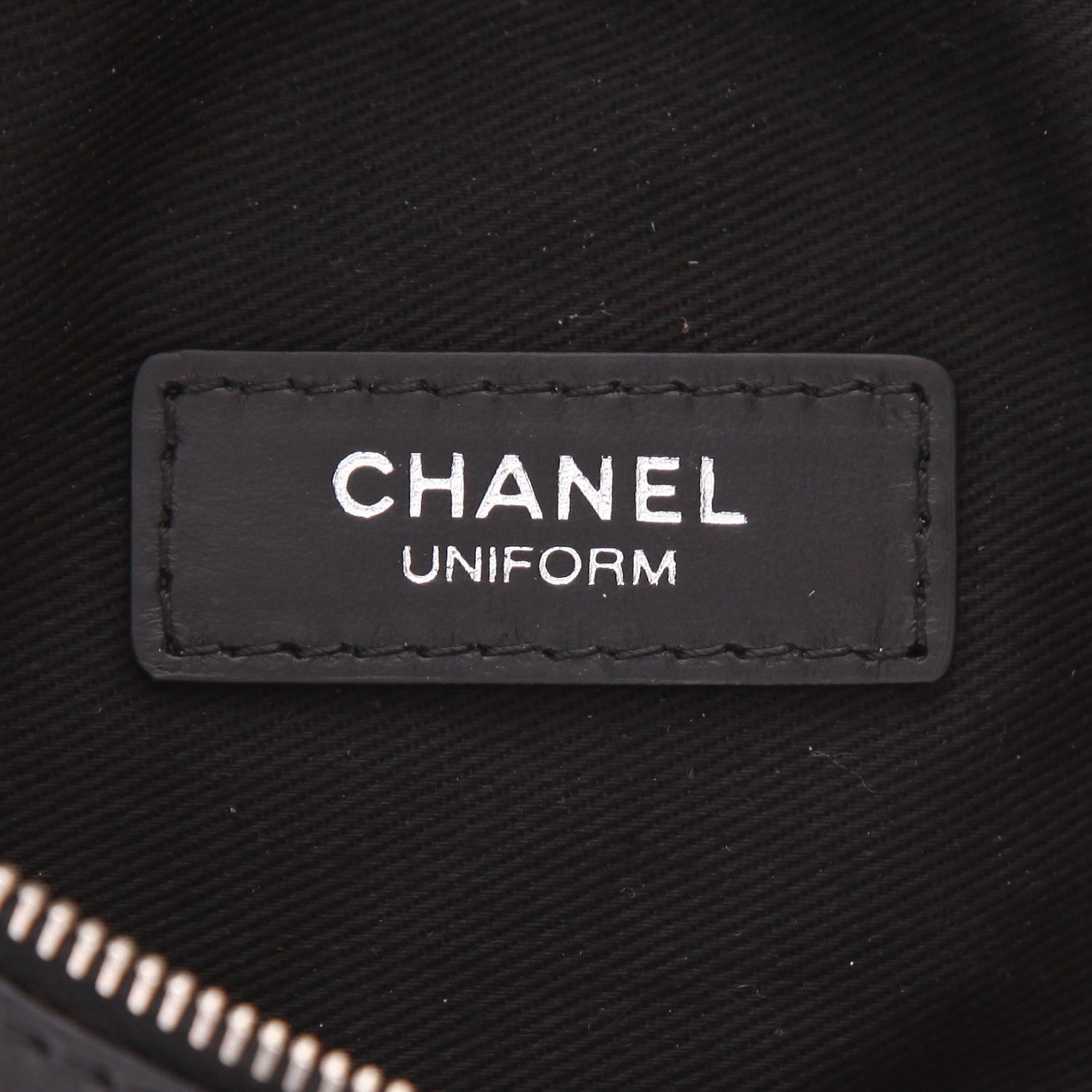Bolsito-cinturón Chanel Pochette ceinture en cuero acolchado negro - Detail D2