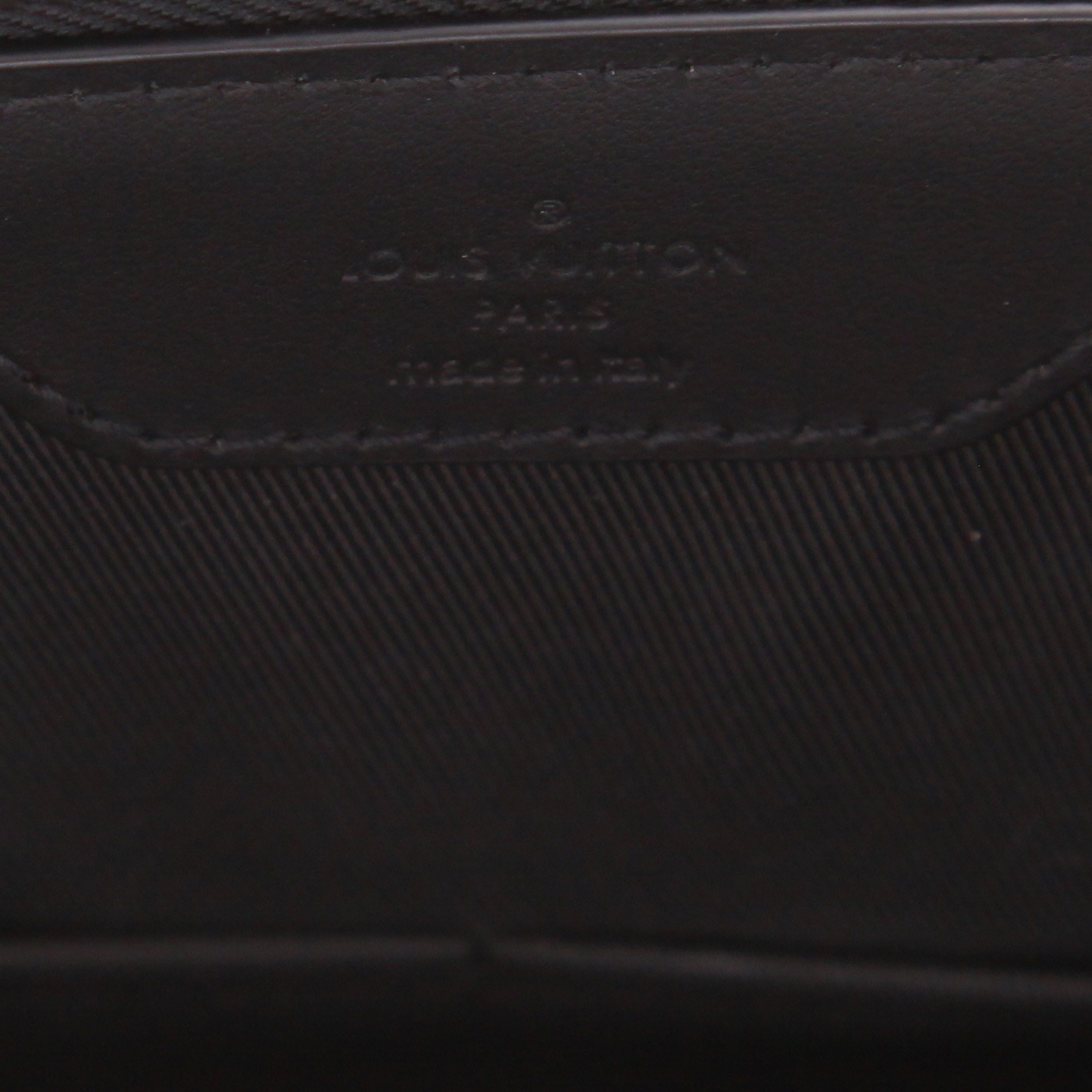 Sac bandoulière Louis Vuitton   en toile monogram gris Graphite et cuir noir - Detail D2