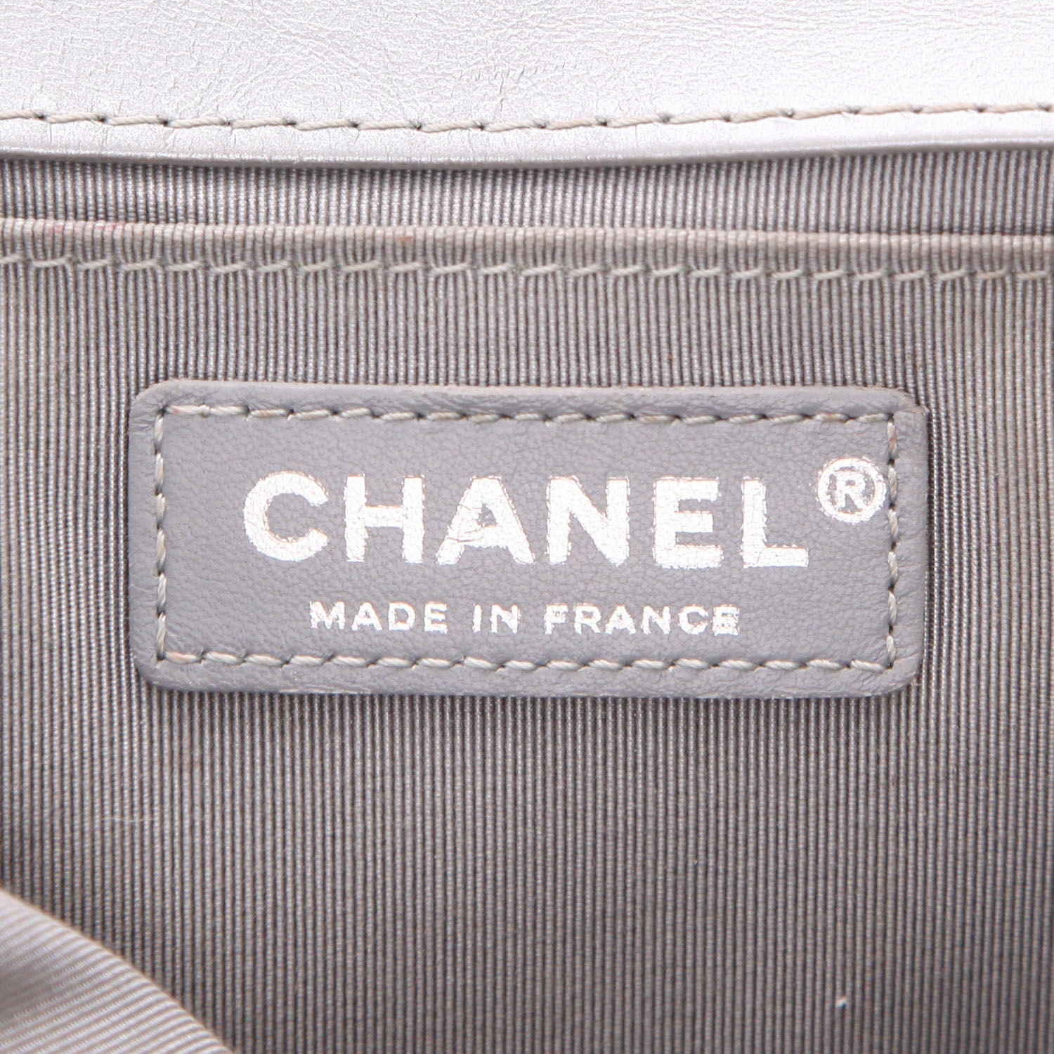 Chanel Boy shoulder bag in grey quilted leather - Detail D2