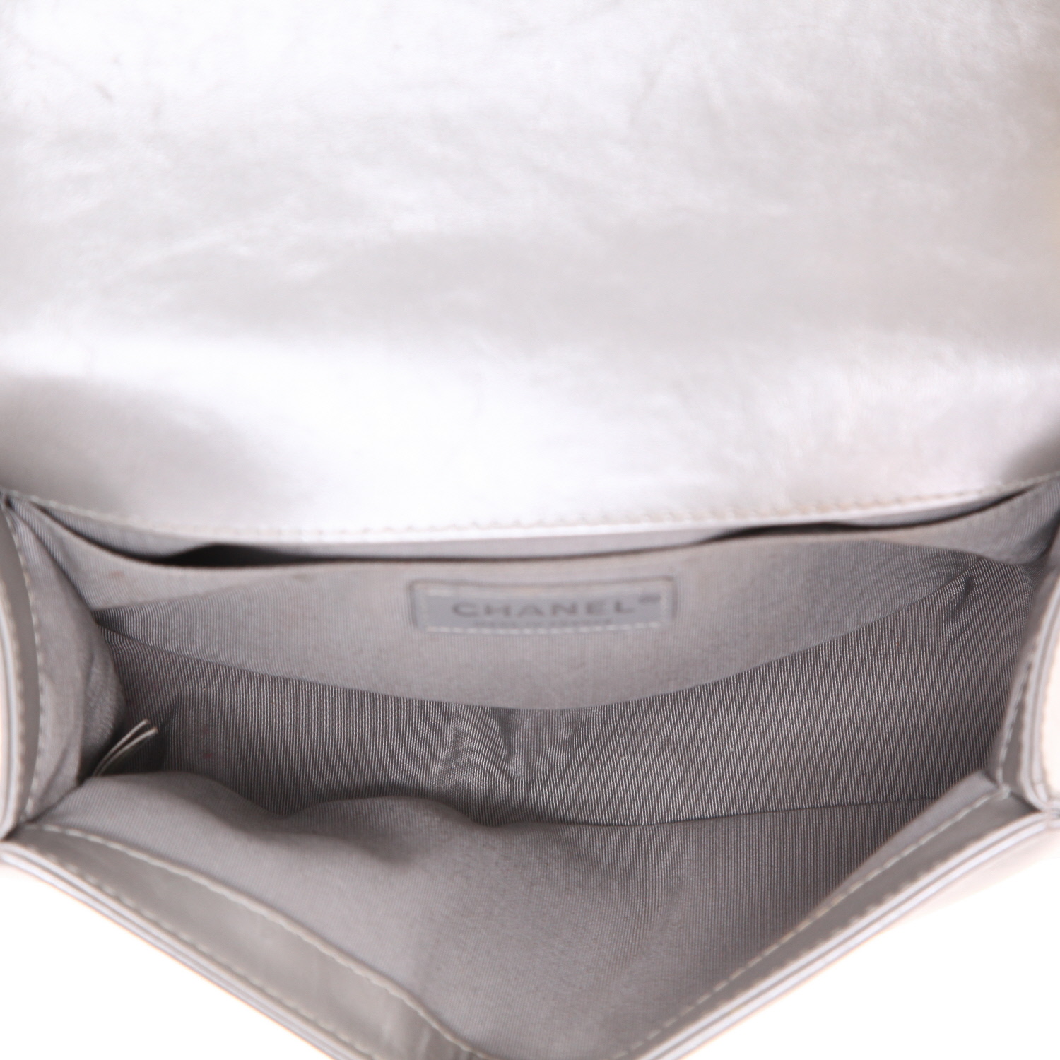Chanel Boy shoulder bag in grey quilted leather - Detail D3