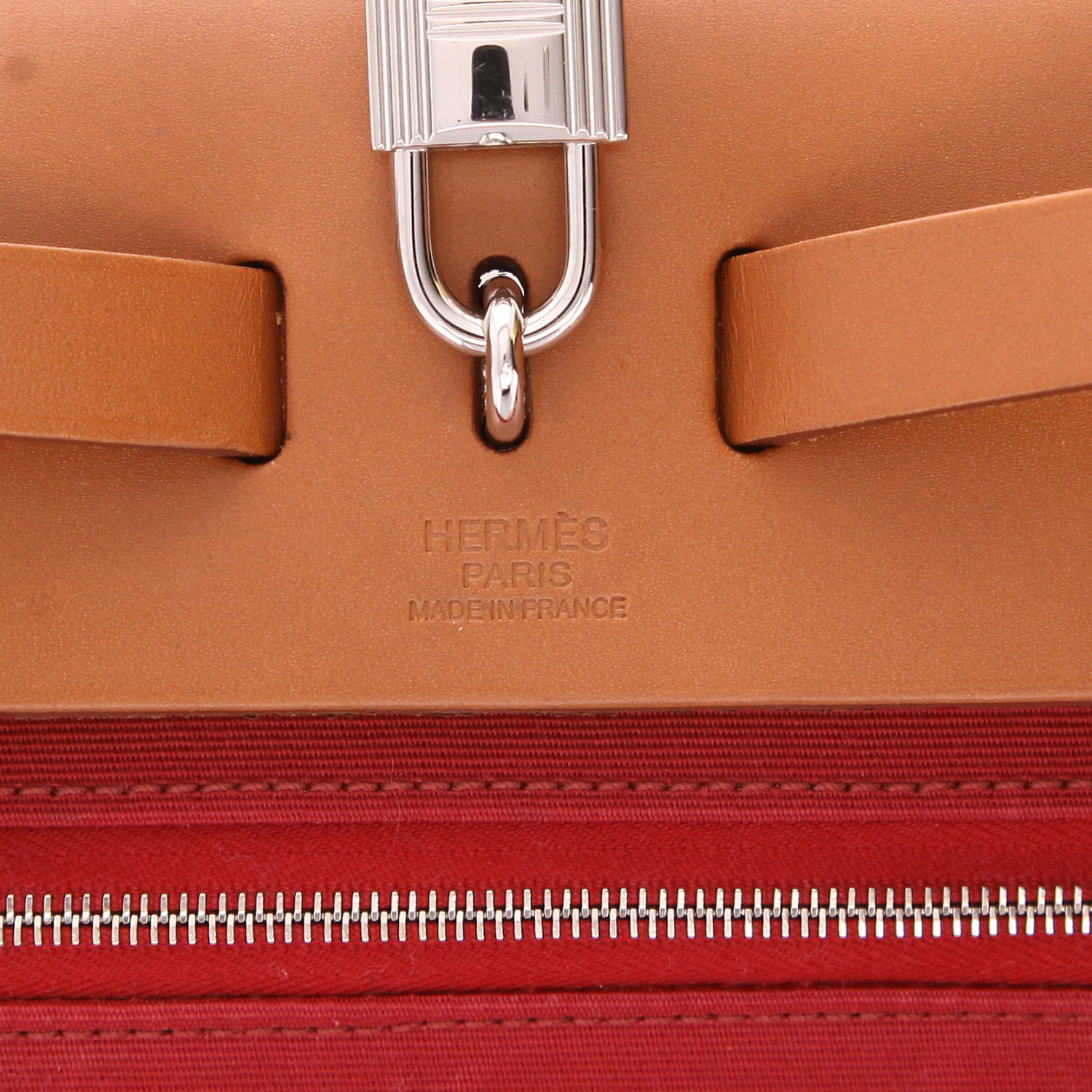 Hermès  Herbag bag worn on the shoulder or carried in the hand  in red canvas  and brown leather - Detail D2