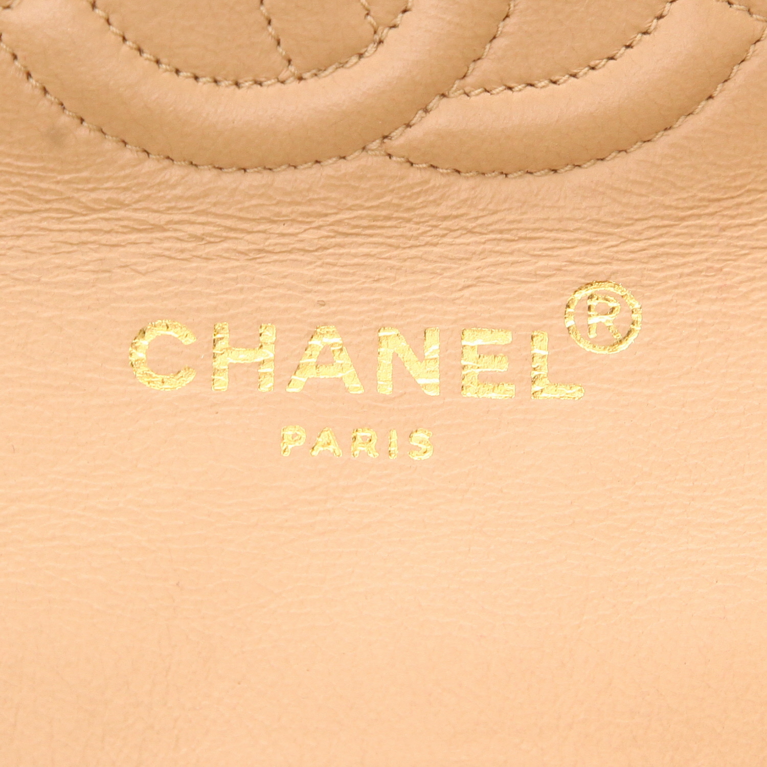 Bolso de mano Chanel  Timeless en cuero acolchado beige - Detail D2