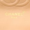 Bolso de mano Chanel  Timeless en cuero acolchado beige - Detail D2 thumbnail