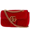 Bolso bandolera Gucci  GG Marmont en terciopelo acolchado rojo - 00pp thumbnail