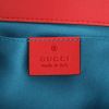 Bolso bandolera Gucci  GG Marmont en terciopelo acolchado rojo - Detail D2 thumbnail