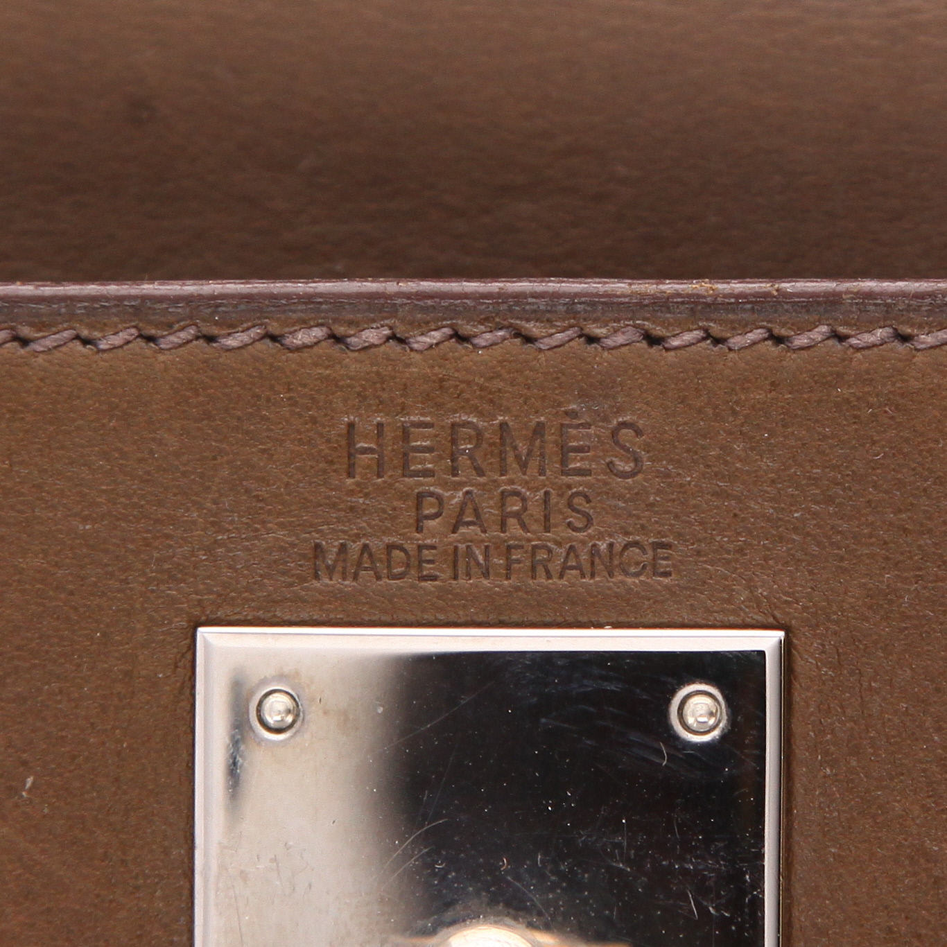 Hermès  Kelly 32 cm handbag  in brown Barenia leather - Detail D2