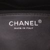 Bolso de mano Chanel  Medaillon en cuero granulado acolchado negro - Detail D2 thumbnail