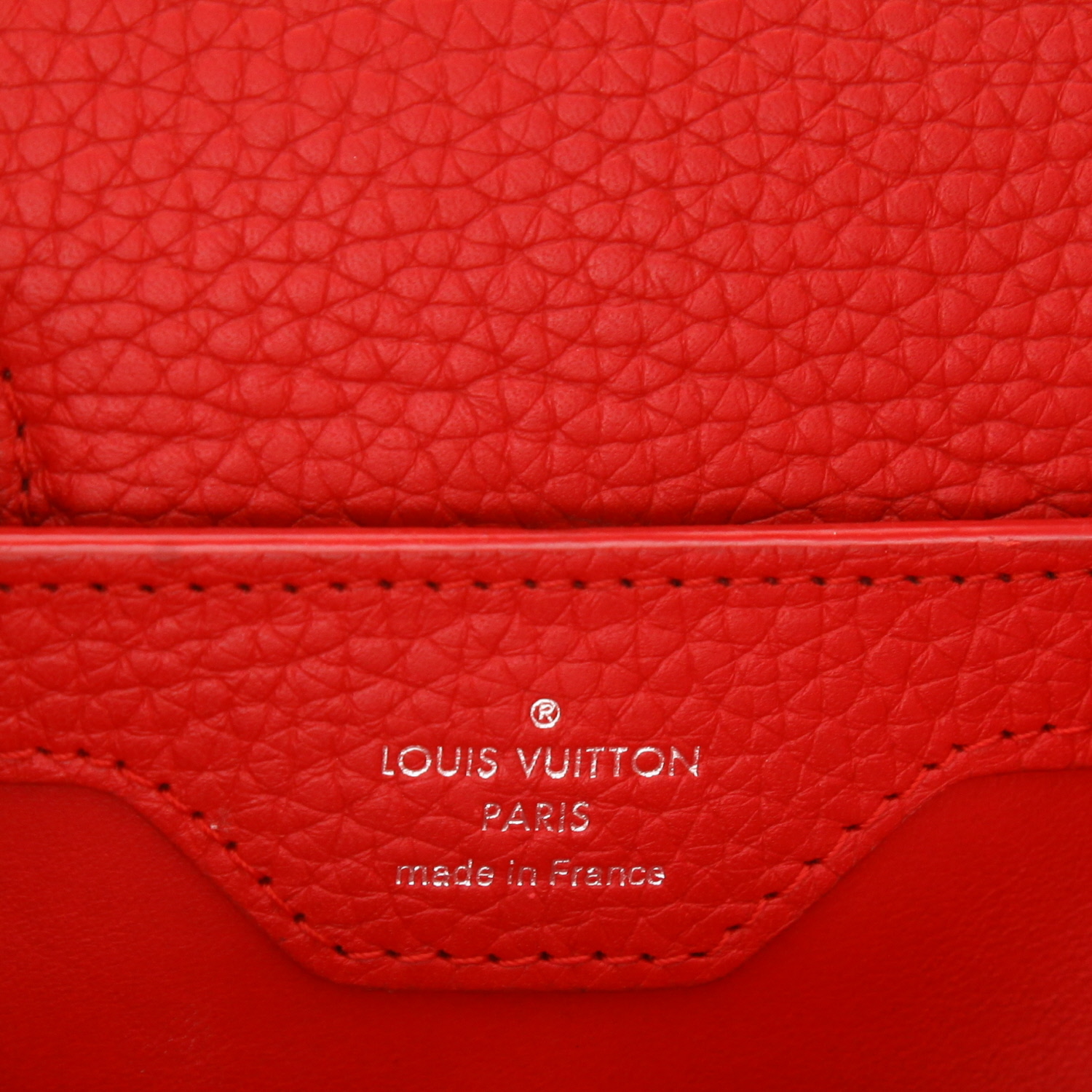 Borsa Louis Vuitton  Capucines BB in pelle martellata rossa - Detail D2