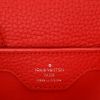 Borsa Louis Vuitton  Capucines BB in pelle martellata rossa - Detail D2 thumbnail