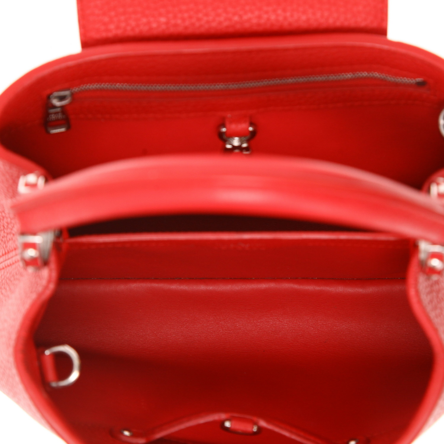 Borsa Louis Vuitton  Capucines BB in pelle martellata rossa - Detail D3