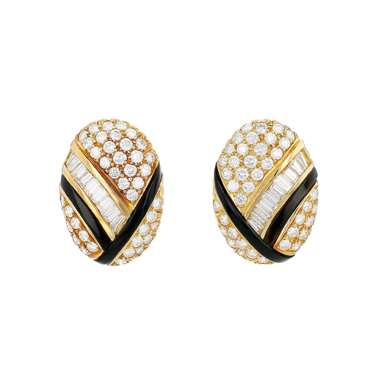 Paire de clips d'oreilles années 80 Vintage  en or jaune, diamants et onyx - 00pp